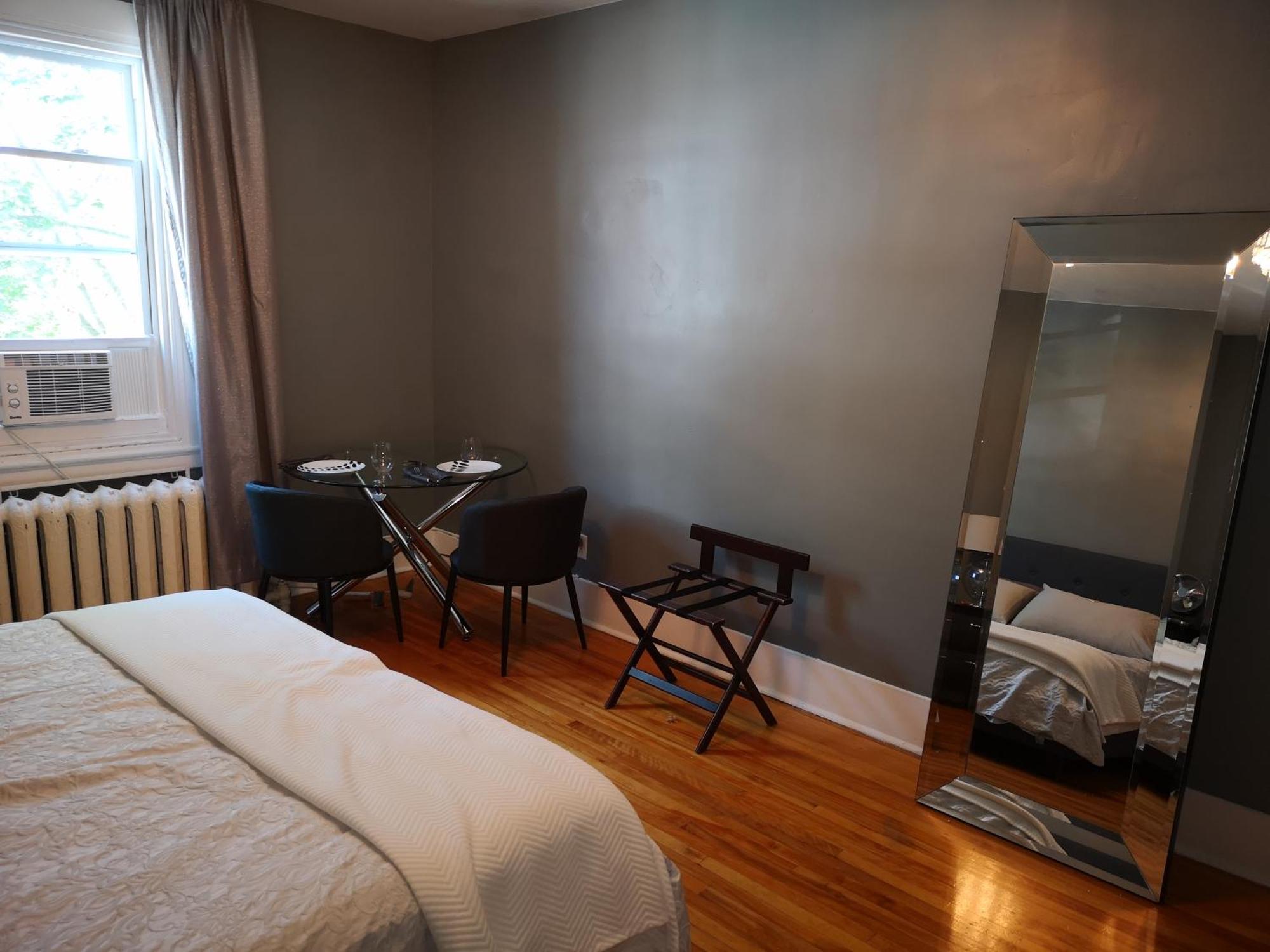 Great Location Large Kings Downtown Montréal