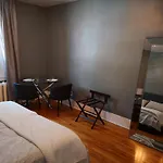 Great Location Large Kings Downtown Montreal