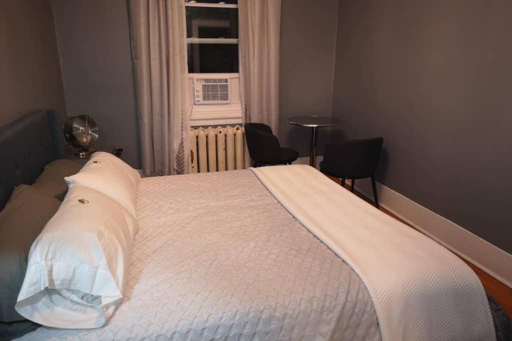 Great Location Large Kings Downtown
